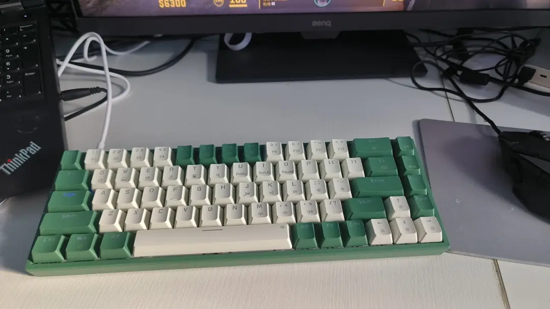 先前桌面只要稍微把显示器抬高点，线材就非常乱